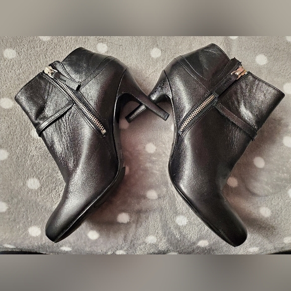 Nine West - Size 8.5, leather, heeled, zip up ankle boots. - Picture 7 of 16